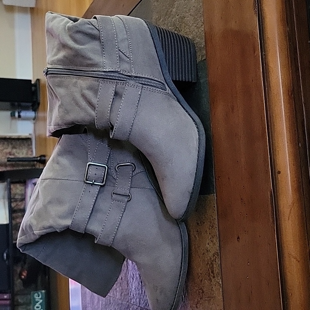New size 6 half zipper knee high suede 👢